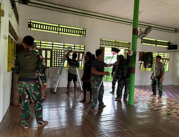Jelang Salat Idul Adha, Satgas Yonif 511/DY Gelar Bersih-Bersih di Masjid Al-Hafidzi Distrik Dabra